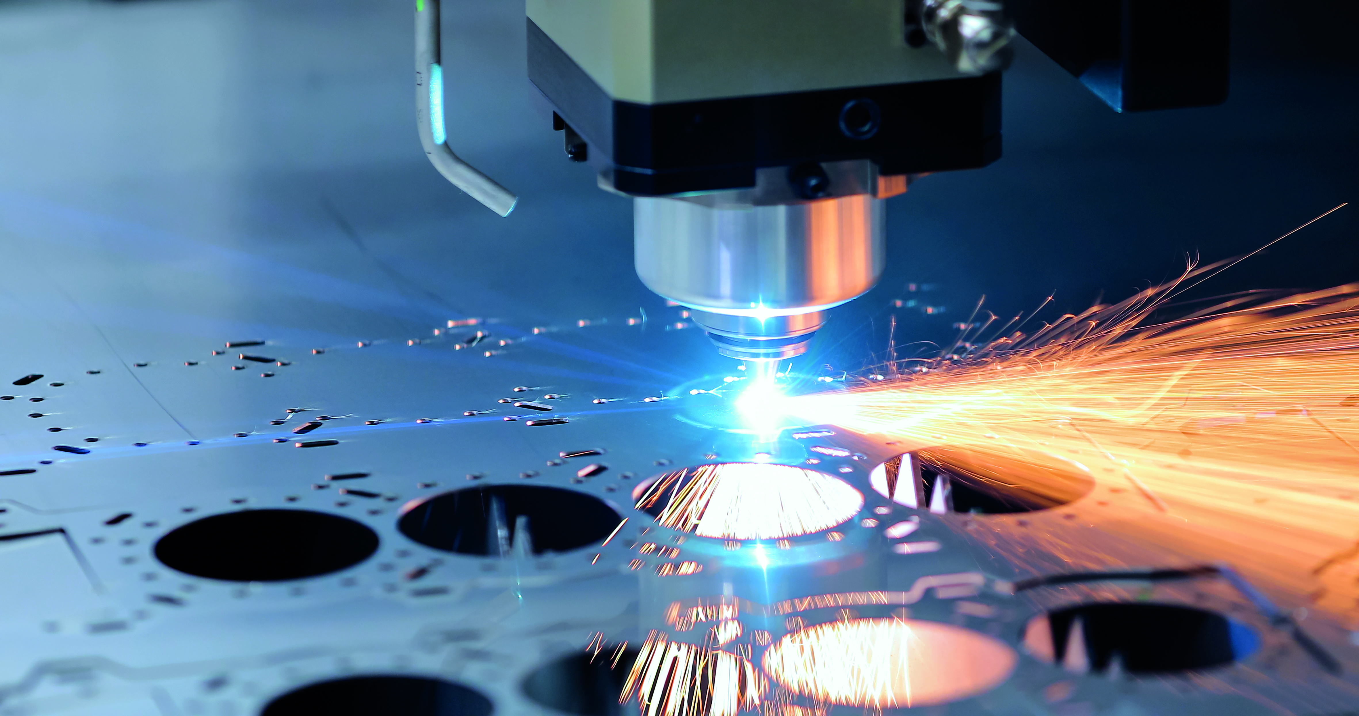 Laserschneiden von Blech mit Funkenflug